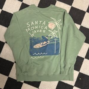 Hollister crewneck sweatshirt, lightly worn great condition